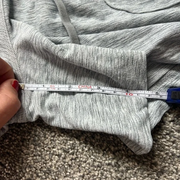 Old Navy Women’s Breathe ON Athletic Short in Medium Gray Size Medium - Picture 5 of 7